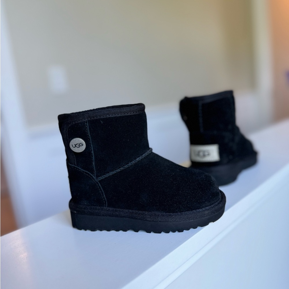 UGG Boots Toddler Classic Size 6 - fur lined
